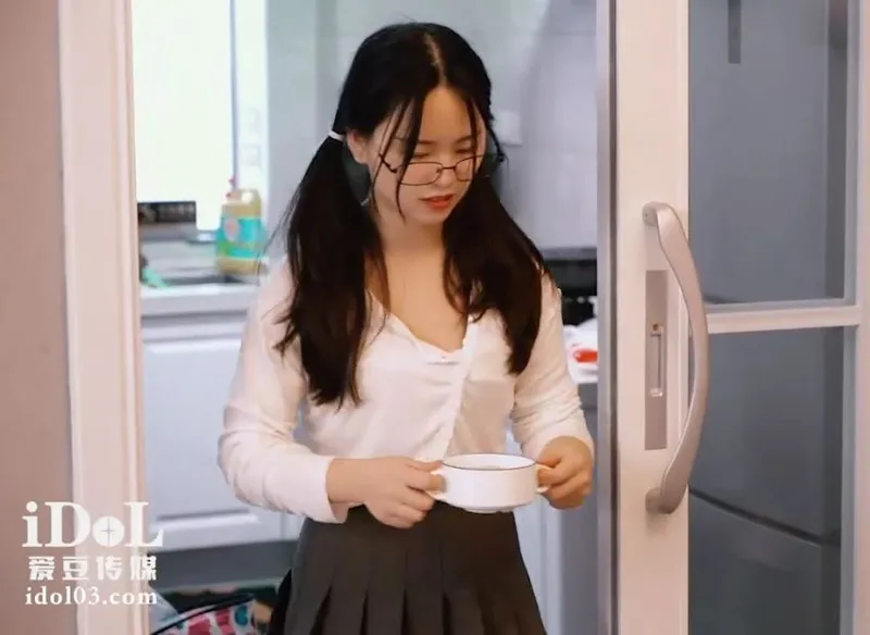Bắt bé nữ sinh mặt ngây thơ ngửa tay xin để anh xuất tinh lên mặt